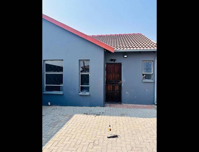 2 BEDROOM PROPERTY TO RENT IN FLEURHOF